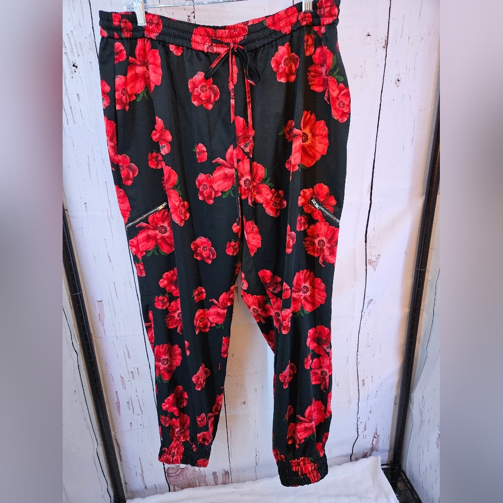 Rachel Parcell drawstring black with red floral satin feel joggers. Size XL